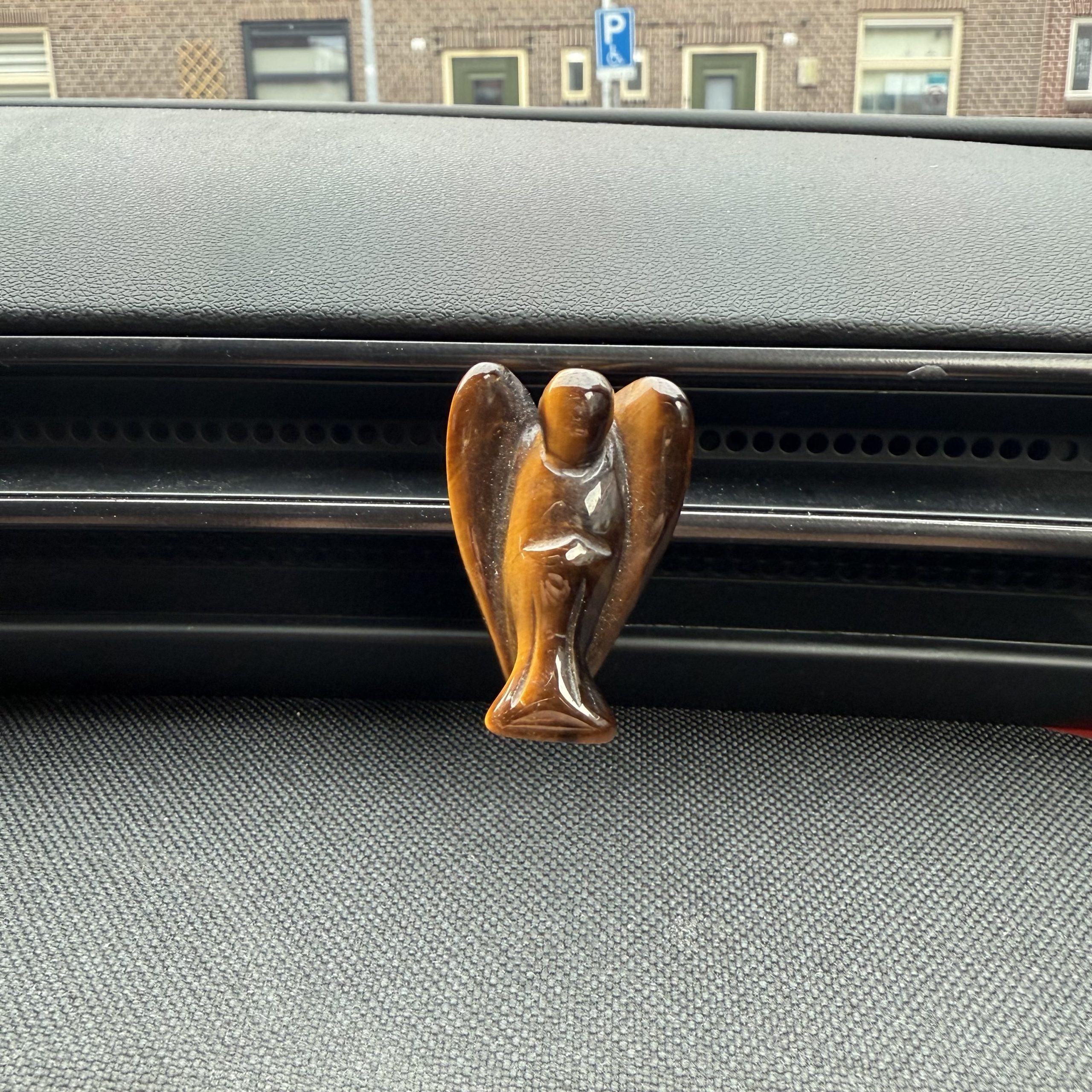 Tijgeroog engel voor in de auto