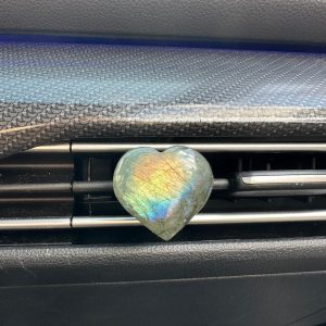 Labradoriet hart voor in de auto