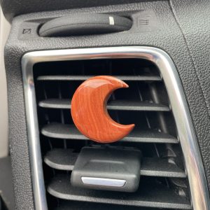 Rode jaspis maan voor in de auto