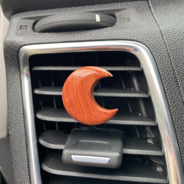 Rode jaspis maan voor in de auto