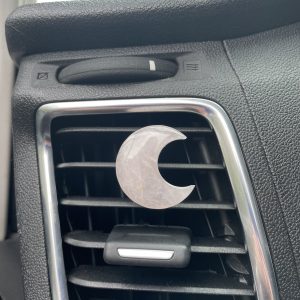 Rozenkwarts maan voor in de auto