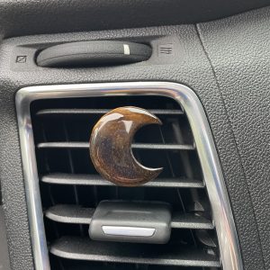Tijgeroog maan voor in de auto
