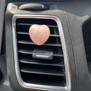 Rozenkwarts hart voor in de auto