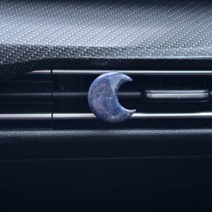 Sodaliet maan voor in de auto