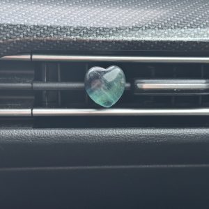 Fluoriet regenboog hartje voor in de auto (klein)