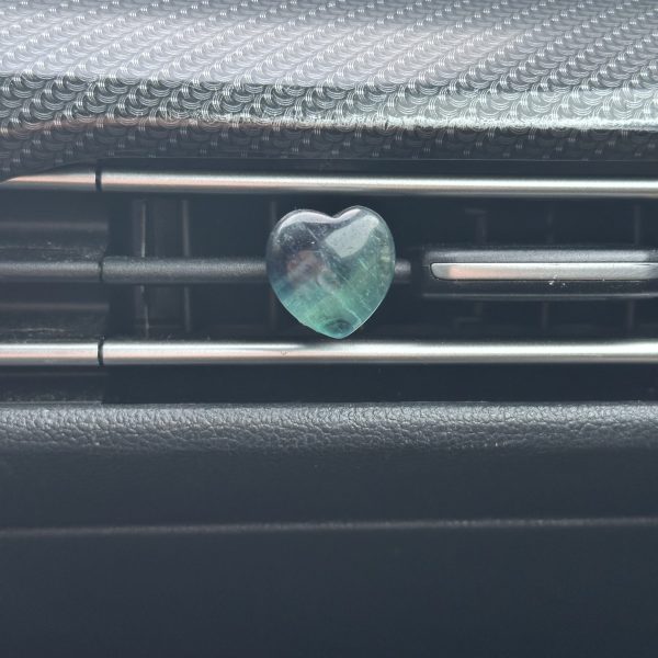Fluoriet regenboog hartje voor in de auto (klein)