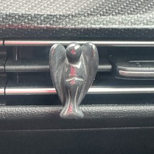 Hematiet engel voor in de auto