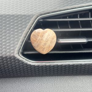 Roze maansteen hart voor in de auto