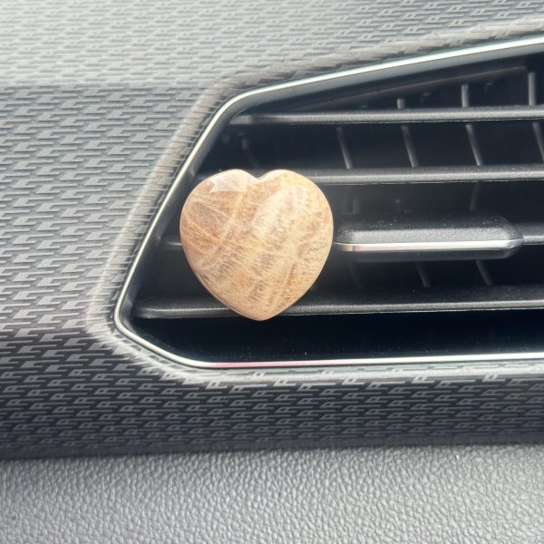Roze maansteen hart voor in de auto