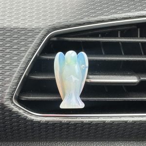 Opaliet engel voor in de auto