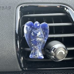 Sodaliet engel voor in de auto