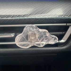 Rozenkwarts wolkje voor in de auto