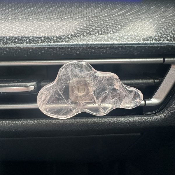 Rozenkwarts wolkje voor in de auto