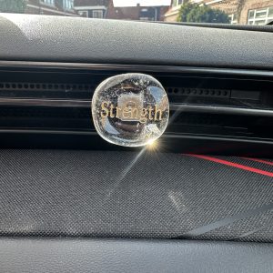 Bergkristal strength edelsteen voor in de auto