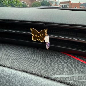 Vlinder met initialen en Amethist/Rozenkwarts voor in de auto