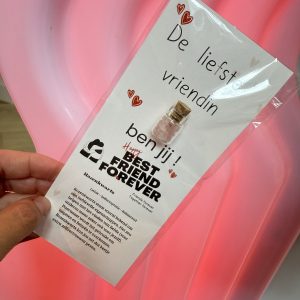 De liefste vriendin ben jij ! kaartje met rozenkwarts in een buisje "Cadeau tip "