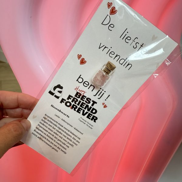 De liefste vriendin ben jij ! kaartje met rozenkwarts in een buisje "Cadeau tip "